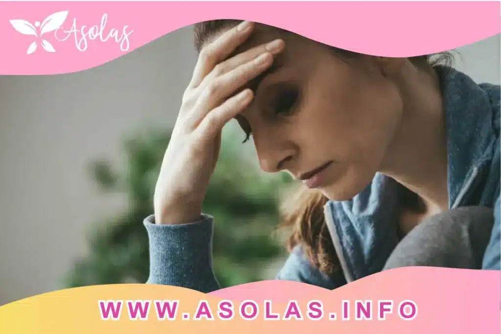 Se observa una mujer con cabeza hacia abajo notando preocupacion