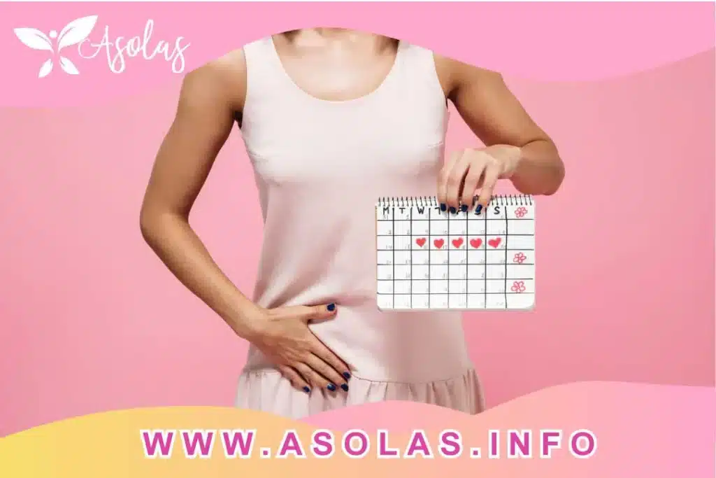 Se observa una mujer con un calendario y tocandose el area aabdominal