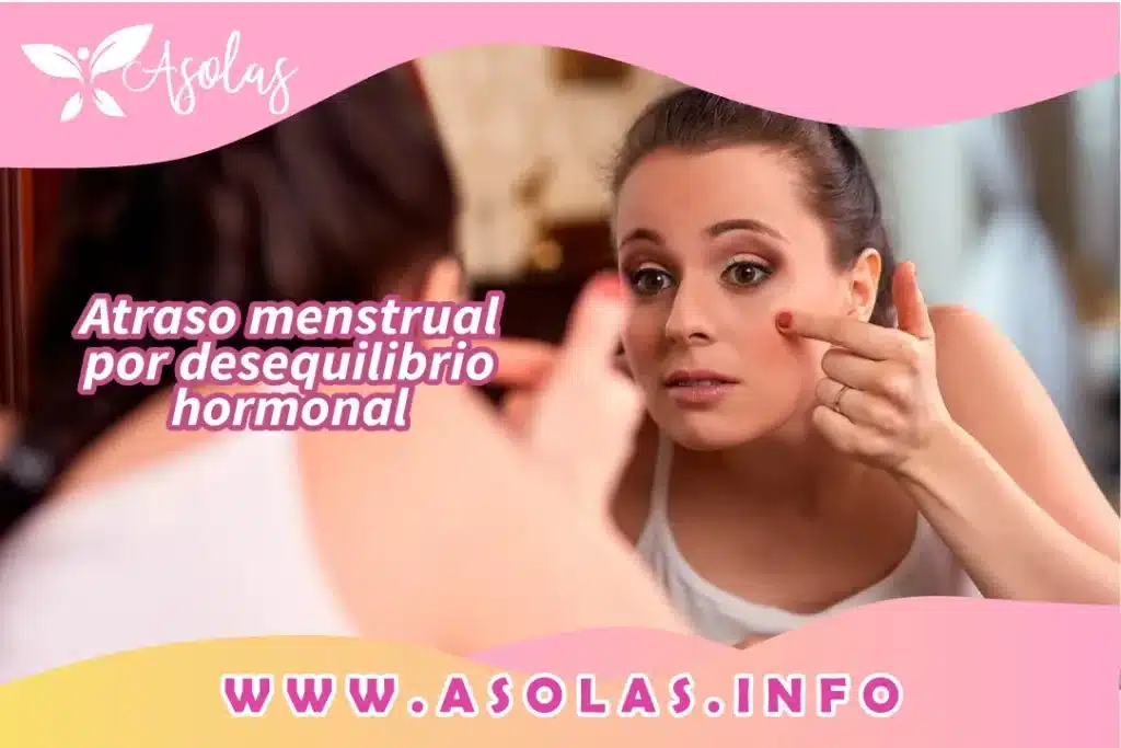 Se observa en la imagen una mujer mirandose a un espejo y tocandose el rostro , al lado un titulo que dice :  Atraso menstrual por desequilibrio hormonal