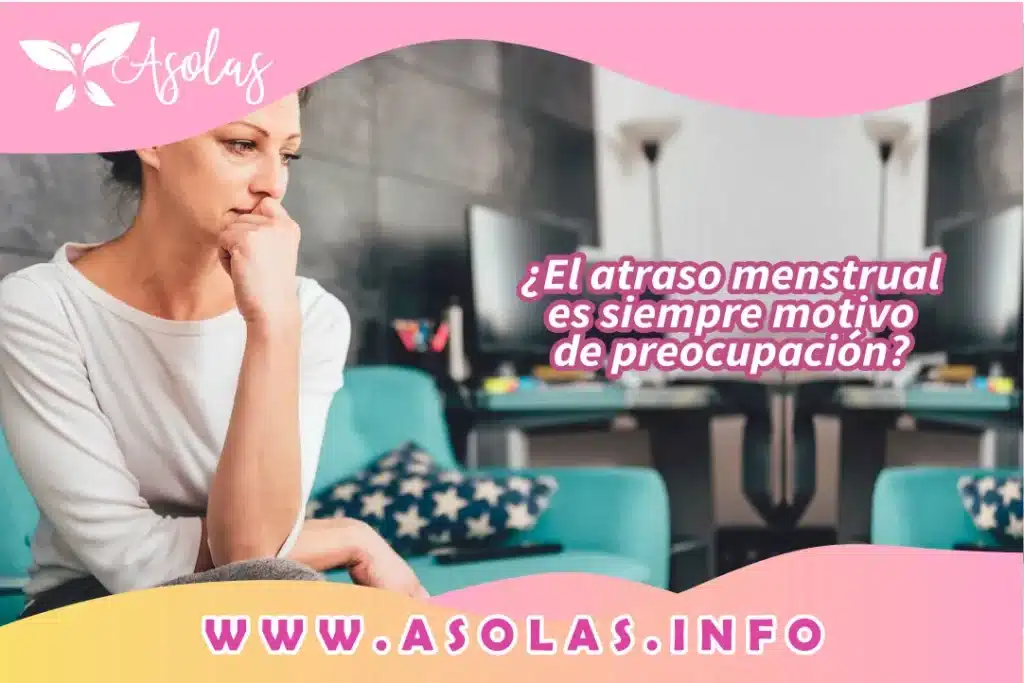 Se mira una mujer pensando y al lado un titulo que dice : ¿El atraso menstrual es siempre motivo de preocupación?