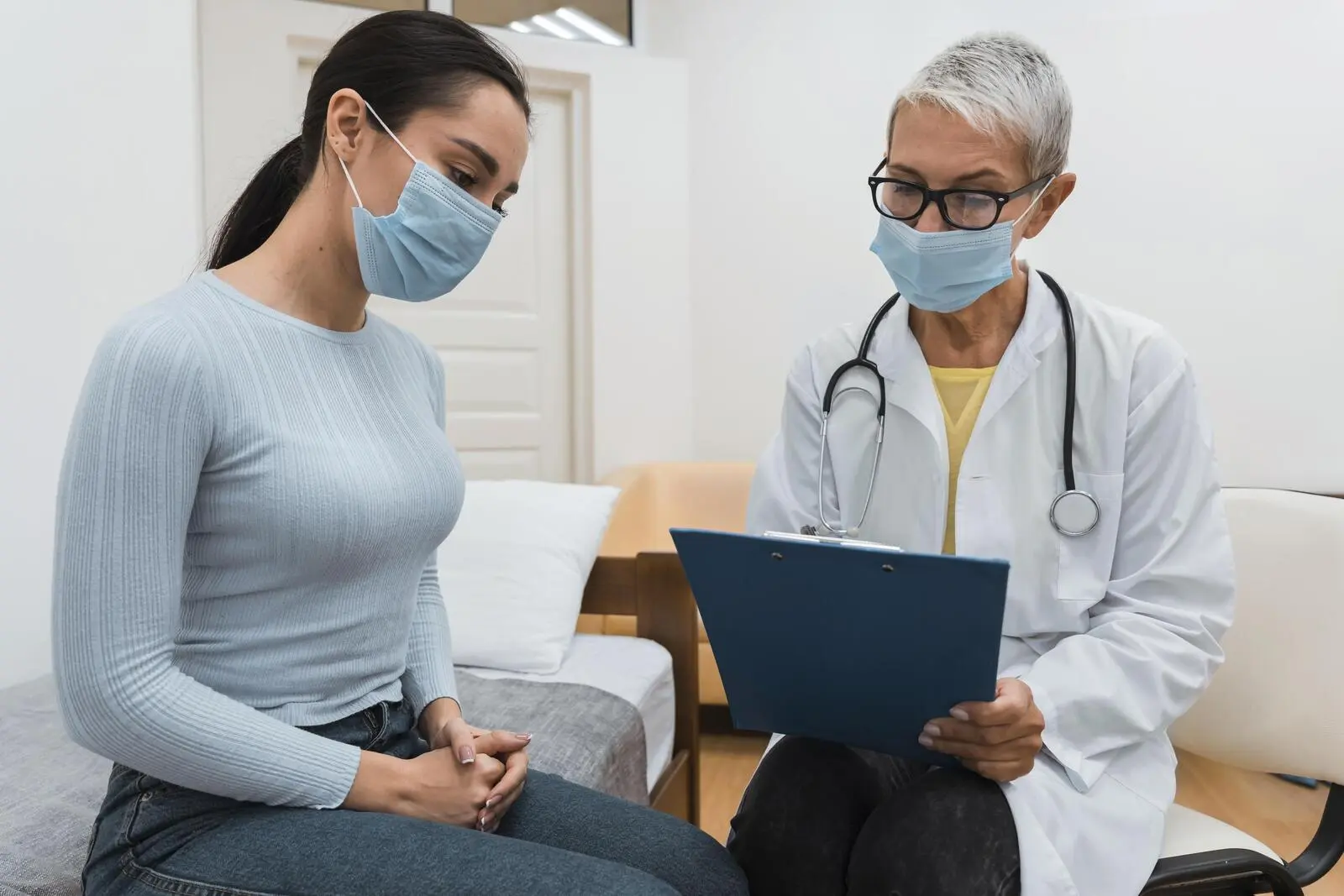 Doctora con Paciente para tratamiento de aborto seguro